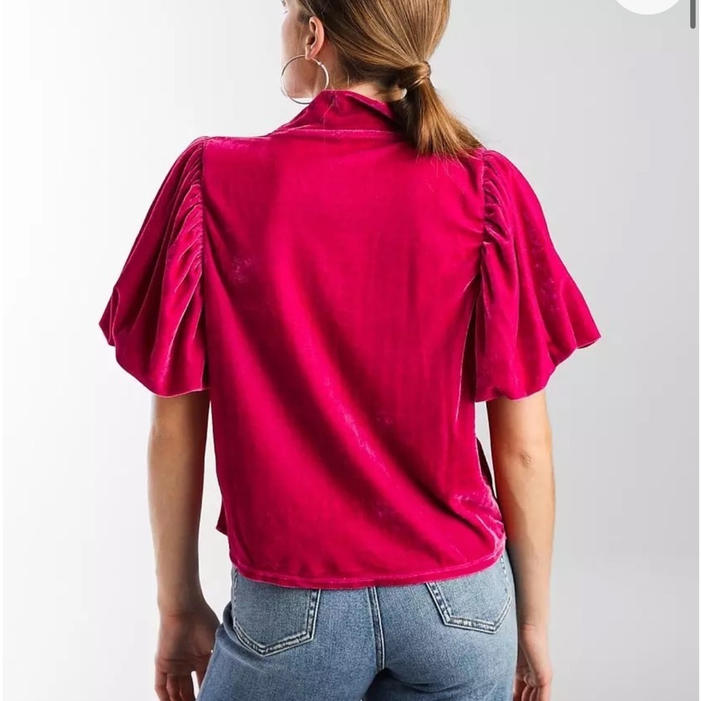 Free People Hot Pink Velvet
Puff Sleeve Mock Neck Tee Women's
Small preloved - Picture 4 of 11